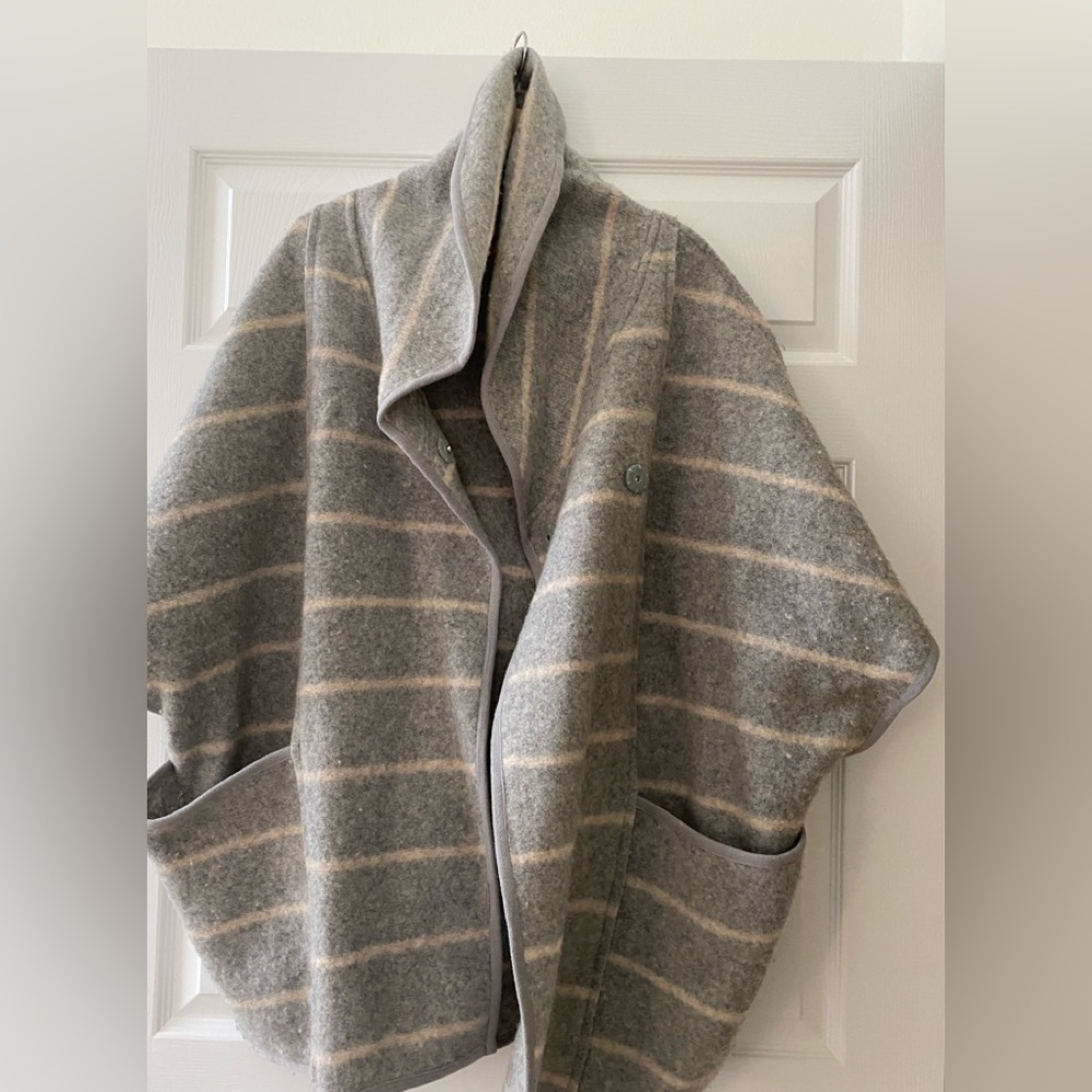 Free People sleeveless wool sweater. Size S. 2 loose pockets in the front